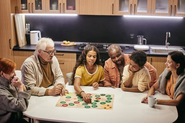 Familia jugando juegos en casa —  Fotos de Stock