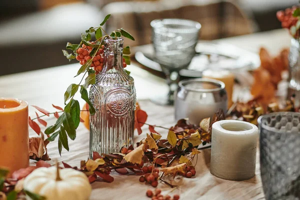 Tavolo da pranzo decorato con rami di ashberry — Foto Stock