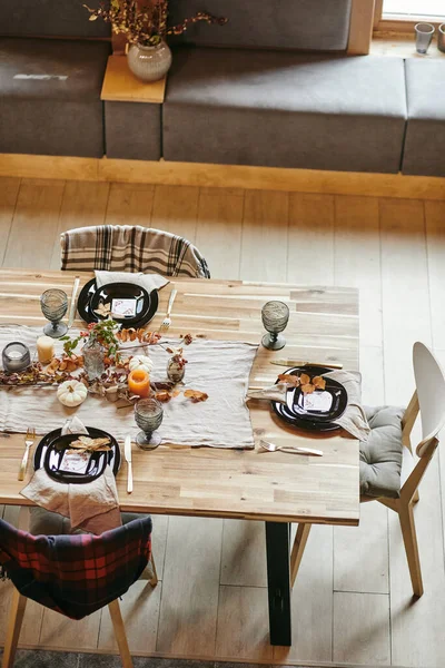 Hermosa mesa de comedor en la habitación —  Fotos de Stock