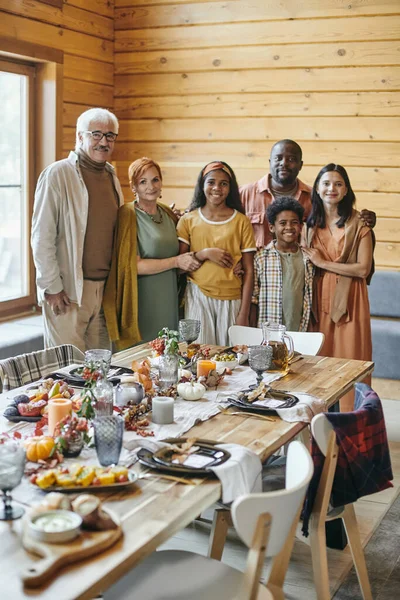 Familjemiddag vid festbordet — Stockfoto