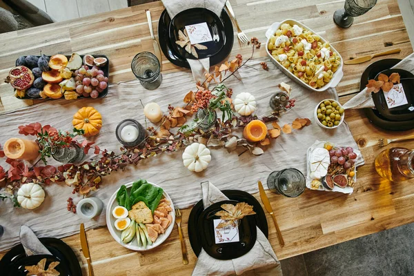 Aperitivos que sirven en la mesa de comedor —  Fotos de Stock