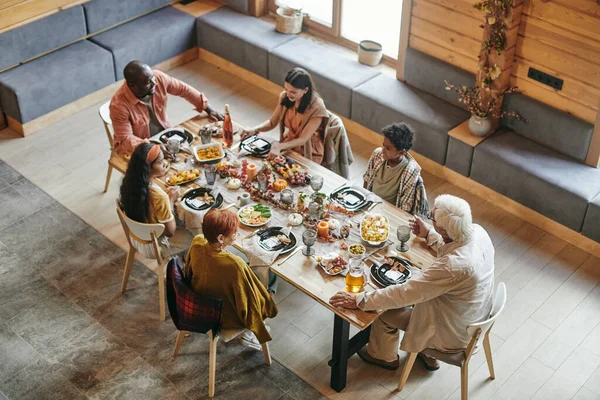 Familia cenando en el comedor — Foto de Stock