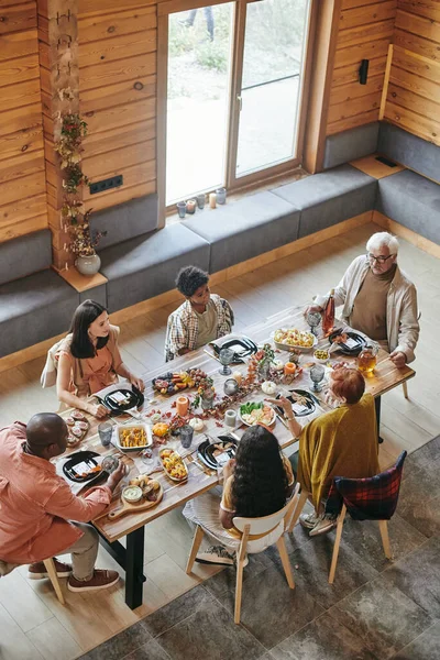 Familjen äter middag tillsammans hemma — Stockfoto