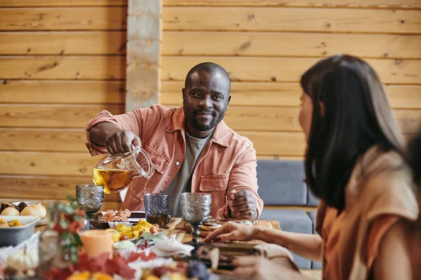 Paar zittende aan eettafel — Stockfoto