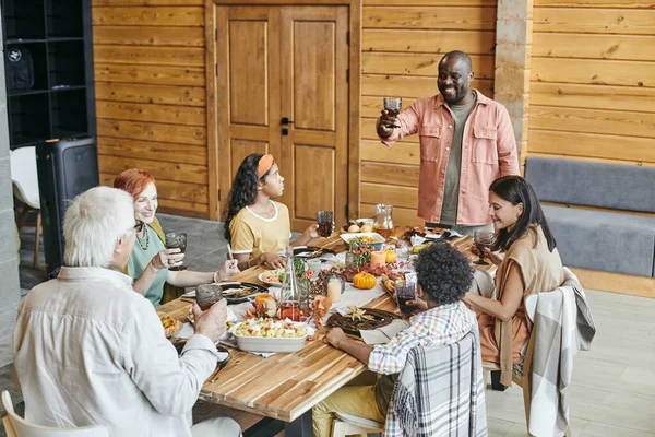 Οικογένεια γιορτάζει στο τραπέζι — Φωτογραφία Αρχείου