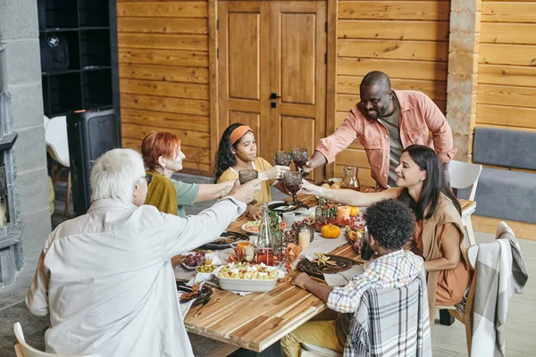 Brindisi in famiglia durante la cena a tavola — Foto Stock