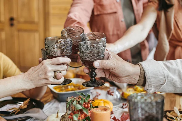 Vasos de tostado familiares con vino — Foto de Stock