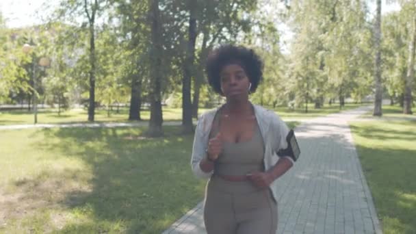 Seuranta Keskipitkällä Hidas Laukaus Nuori Aktiivinen Afrikkalainen Amerikan Nainen Tiukka — kuvapankkivideo