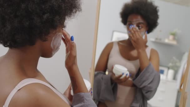 Plan Ralenti Moyen Femme Afro Américaine Incurvée Vêtements Maison Debout — Video