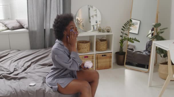 Slowmo Aufnahme Einer Jungen Afroamerikanischen Frau Homewear Die Den Spiegel — Stockvideo