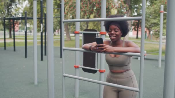 Média Lentidão Tiro Jovem Size Mulher Afro Americana Sportswear Apertado — Vídeo de Stock