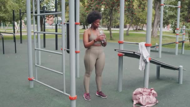 Full Length Slow Tiro Size Mulher Afro Americana Activewear Água — Vídeo de Stock