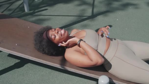 Mittlere Slow Motion Aufnahme Einer Entspannten Afroamerikanerin Enger Sportbekleidung Die — Stockvideo