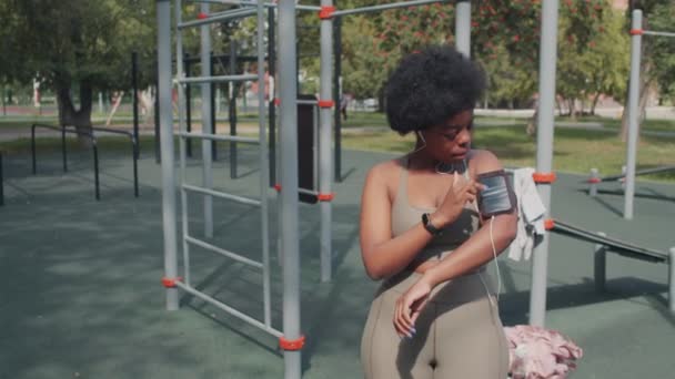 Keskipitkä Hidas Laukaus Aktiivinen Nuori Koko Afrikkalainen Amerikkalainen Nainen Kuulokkeet — kuvapankkivideo