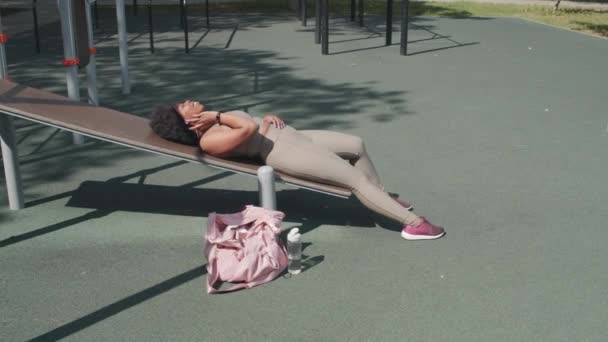 High Angle Slowmo Shot Van Vrolijke Jonge Afro Amerikaanse Sportvrouw — Stockvideo