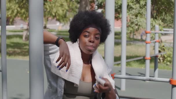年轻的非洲裔美国女人在做完室外运动后 用白色毛巾擦去脸上的汗珠 — 图库视频影像