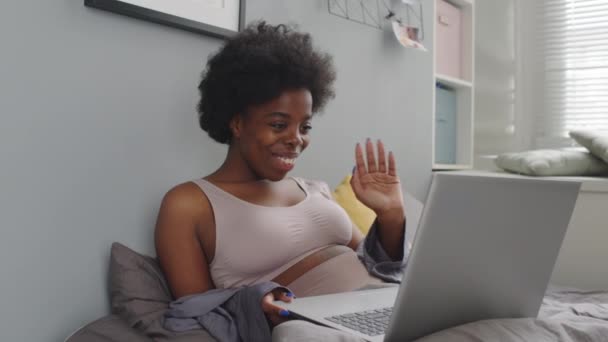 Keskipitkä Hidas Laukaus Hymyilevä Nuori Afroamerikkalainen Nainen Jolla Video Chat — kuvapankkivideo