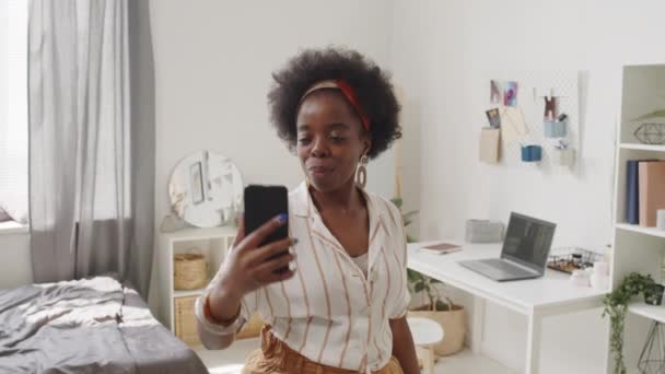 Medium Slowmo Shot Van Jonge Aantrekkelijke Afro Amerikaanse Vrouw Casualwear — Stockvideo