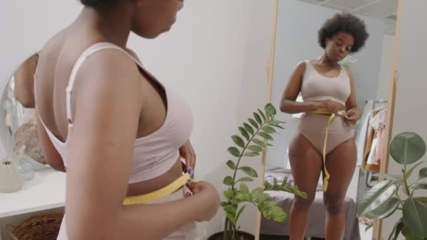 Retrovisore Medio Rallentatore Size Donna Afro Americana Biancheria Intima Misurare — Video Stock