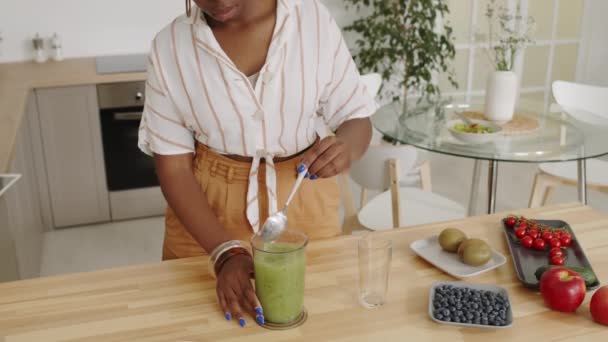 Cropped Slow Shot Joven Afroamericana Haciendo Saludable Bebida Verde Desintoxicación — Vídeo de stock