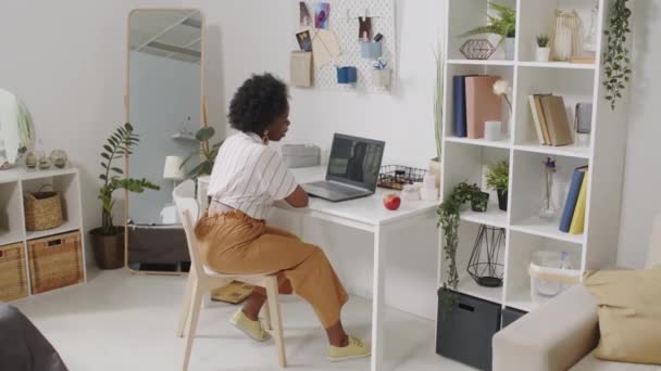 Powolne Ujęcie Młodej Atrakcyjnej Afroamerykanki Bizneswoman Mającej Video Czat Laptopie — Wideo stockowe