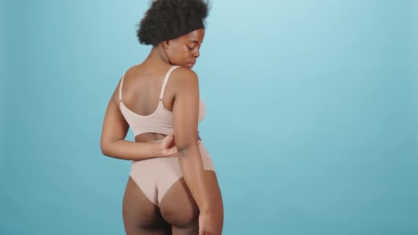 Achteraanzicht Medium Portret Van Jonge Size Afro Amerikaanse Vrouw Ondergoed — Stockvideo