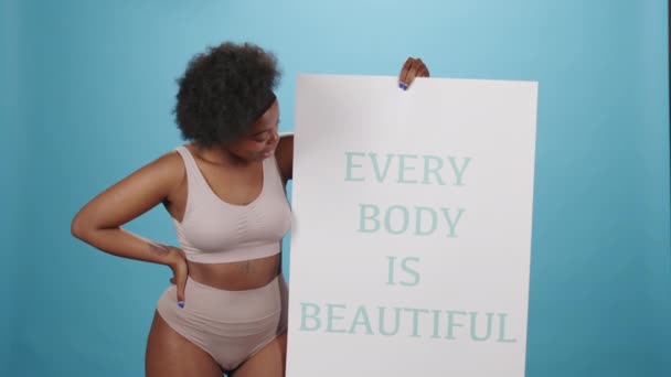 Retrato Estudio Mediano Mujer Afroamericana Confiada Talla Grande Ropa Interior — Vídeo de stock