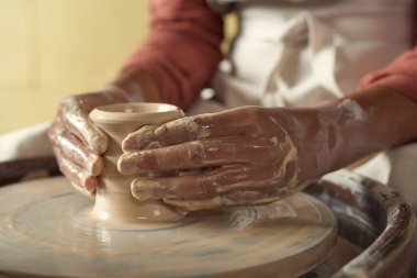 Çömlek Çarkında Kil Vazo Şekillendiriliyor