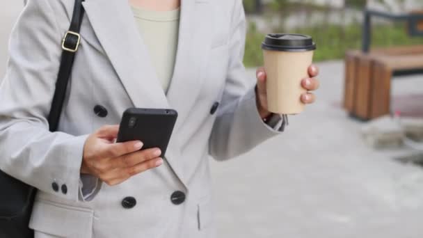 Midsection Powolne Ujęcie Nierozpoznawalnej Eleganckiej Bizneswoman Trzymającej Kawę Papierowej Filiżance — Wideo stockowe