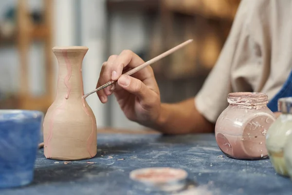 Застосування рожевої фарби на глиняній вазі — стокове фото