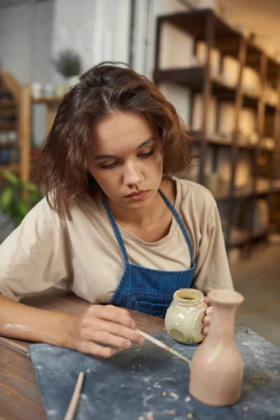 Potter concentrado trabajando en el diseño de jarrón — Foto de Stock