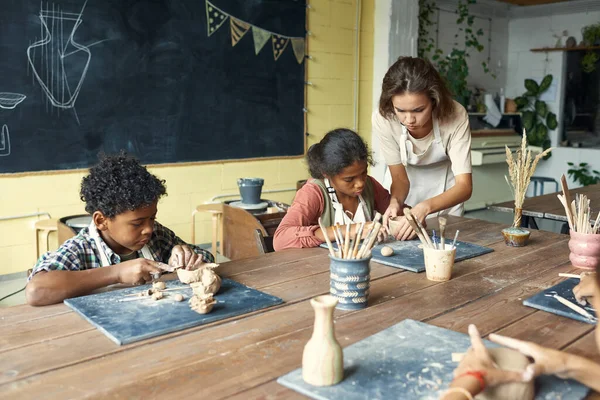 Esculpir com crianças na aula de cerâmica — Fotografia de Stock