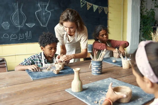 Young Sculpt Teacher Working With Kids — Stock Photo, Image