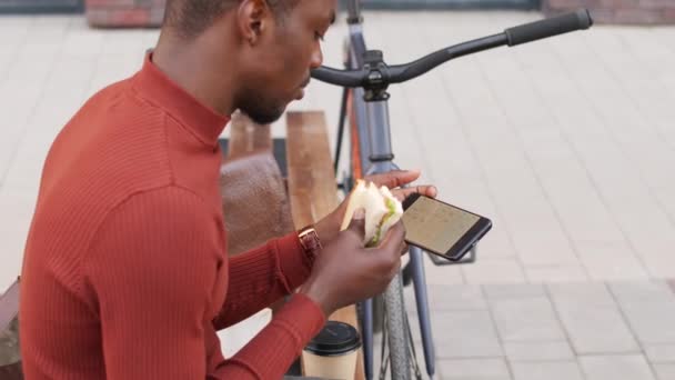 Hög Vinkel Medium Slowmo Unga Afroamerikanska Mannen Tittar Affärsschema Sin — Stockvideo