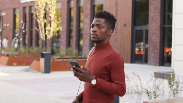 Mittlere Verlangsamung Eines Jungen Gut Aussehenden Afroamerikanischen Geschäftsmannes Rotem Rollkragen — Stockvideo