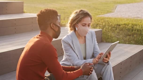 Plan Ralenti Moyen Jeune Couple Affaires Interracial Masques Assis Sur — Video
