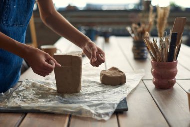 Çömlek Atölyesinde Clay Cutter Kullanılıyor