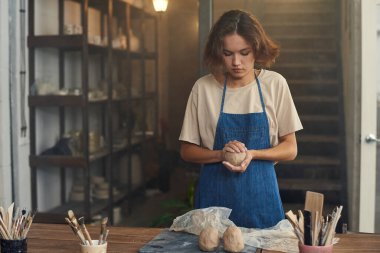 Potter Clay 'i Heykele Hazırlıyor