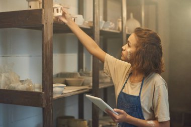 Dişi Potter Clay Candleholder 'ı Buluyor