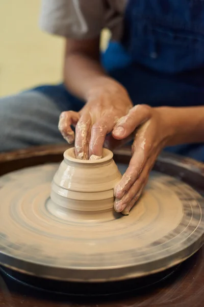 Vormen van Clay Pot op aardewerk Wiel — Stockfoto