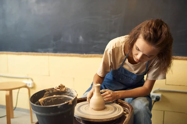 Кавказька жінка культивує глиняну вазу — стокове фото