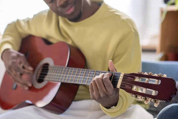 Kameranın önünde gitar çalan genç Afrikalı adamın elleri. — Stok fotoğraf