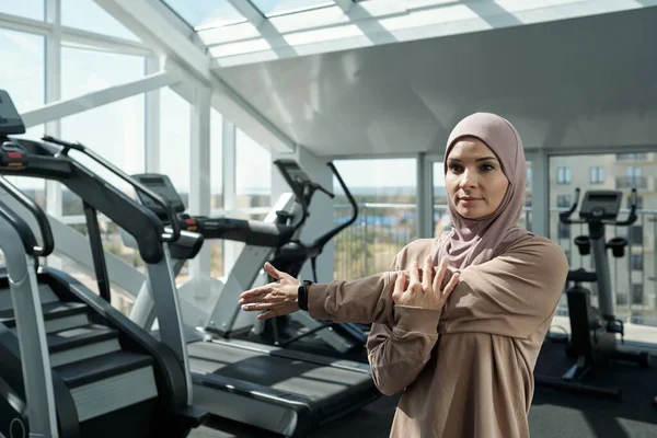 Молодой спортсмен в хиджабе делает физические упражнения — стоковое фото
