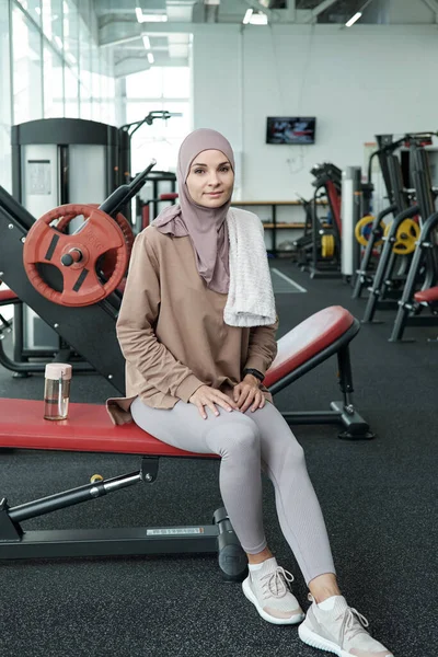 Klidná muslimka ve sportovním oblečení odpočívá po tréninku — Stock fotografie