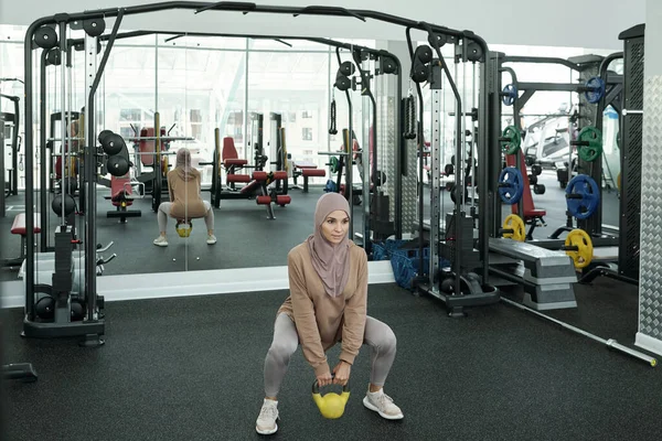 체중 이 많이 나가는 젊은 이슬람 여성 — 스톡 사진