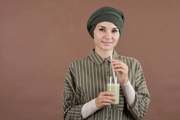 Joven mujer sonriente con vaso de cóctel de leche —  Fotos de Stock