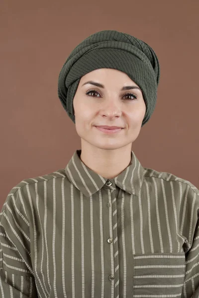 Feliz joven mujer de negocios musulmana en abrigo de cabeza y ropa casual —  Fotos de Stock