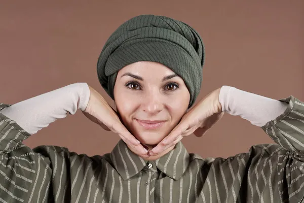 幸せな若いですイスラム教徒女性タッチ彼女の顔によって手 — ストック写真