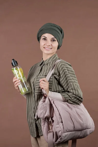 Gelukkig jong moslim vrouw met zak en fles van drinken — Stockfoto