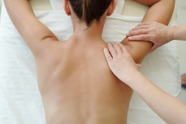 Boven shot van rug van jonge vrouw bezoeken spa salon — Stockfoto